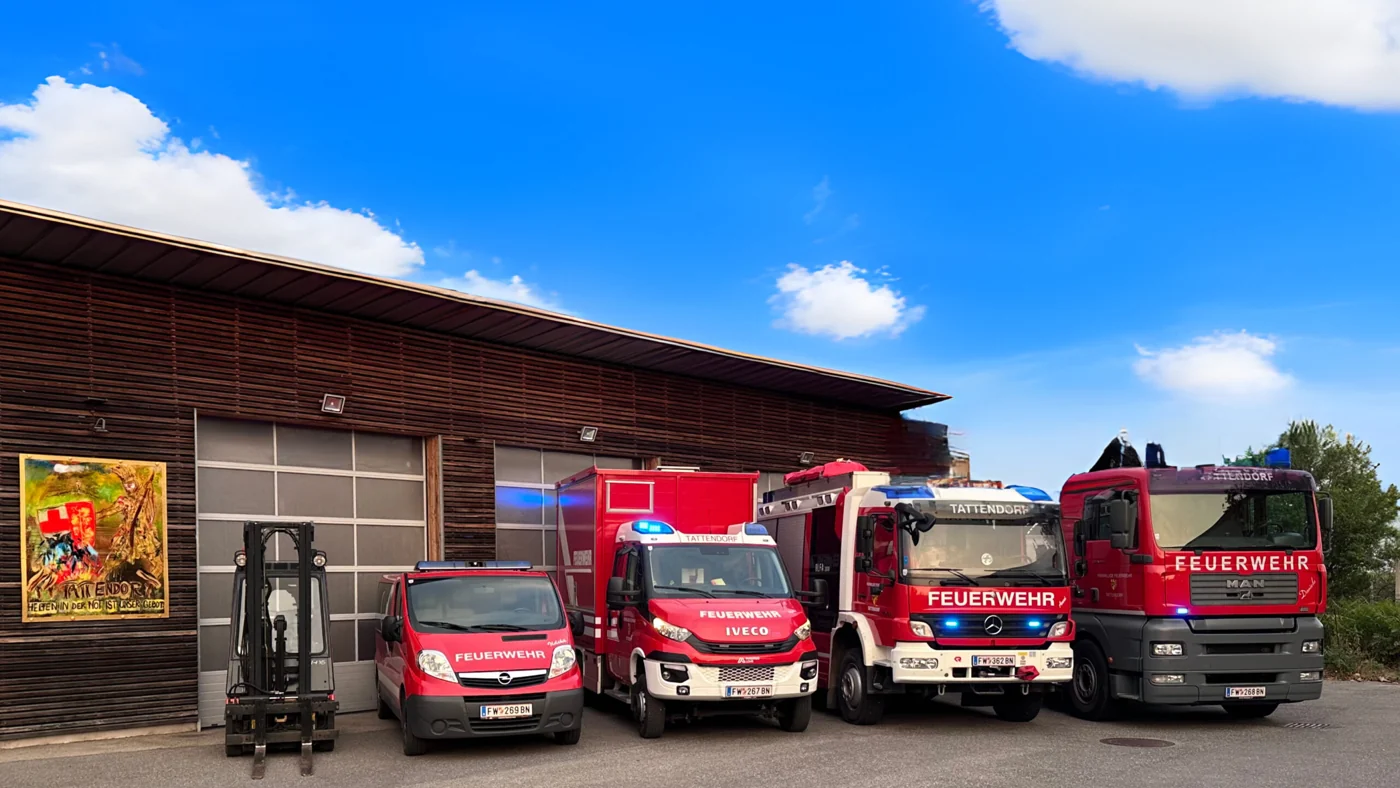 Vier Einsatzfahrzeuge vor dem Feuerwehrhaus Tattendorf